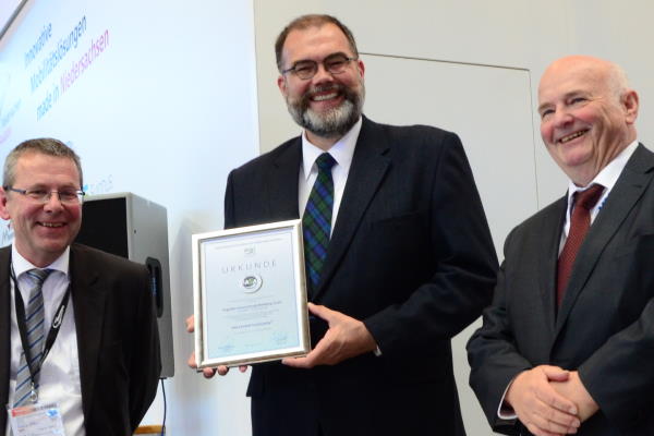 Verleihung des Gütesiegels IASA-Certified-Sustainability an den Geschäftsführer des Flughafens Braunschweig-Wolfsburg, Boris Gelfert