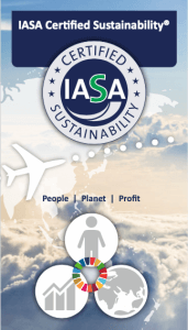 Der Flyer zum Nachhaltigkeits-System ‘IASA Certified Sustainability‘ zeigt ein stilisiertes Flugzeug über den Wolken unter dem Siegel der Nachhaltigkeit