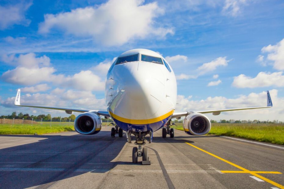 das Bild zeigt ein Flugzeug der Ryanair Fluggesellschaft