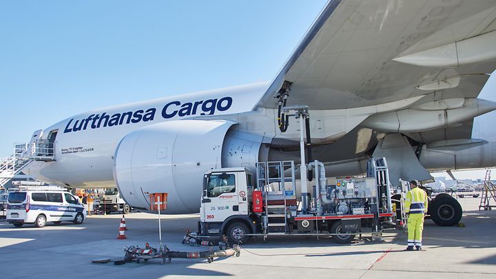 das Foto zeigt ein Flugzeug von Lufthansa Cargo, das gerade betankt wird