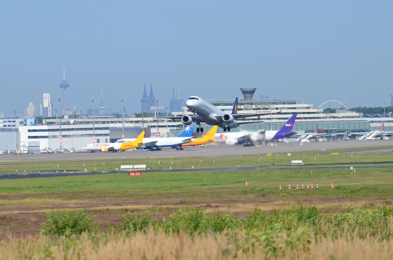 das Foto zeigt ein startendes Flugzeug am Flughafen Köln/Bonn