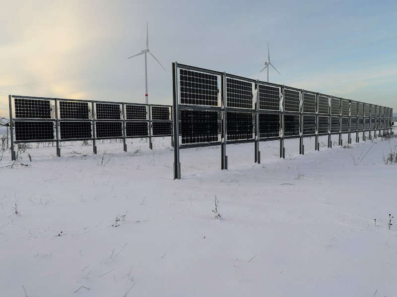 das Photo zeigt Solarzäune im Winter, die trotz Schnee weiter Strom produzieren.