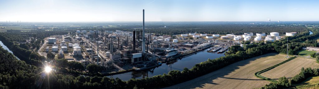 Die bp Raffinerie in Lingen aus der Panorama-Perspektive. Auf der rechten Seite im Bild: Der standorteigene Hafen mit neuer Entladestell für gebrauchte Speiseöle.
